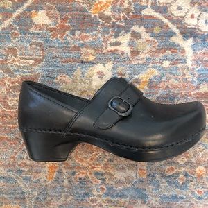 NEW Dansko black leather clogs with buckle